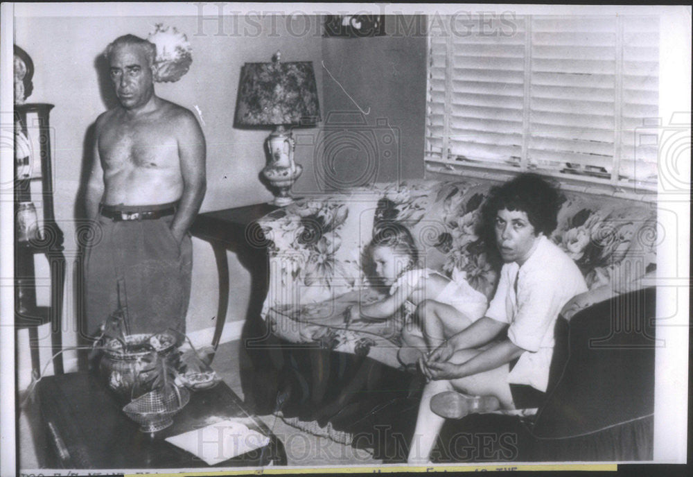 1954 Press Photo Harry Rosenberg,Mrs Shirley Roberts and Betty family of - Historic Images