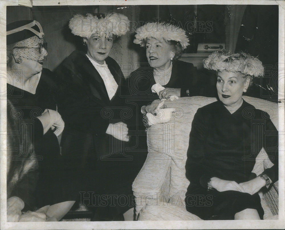 1956 Press Photo Feathered Hats at the Tea of the Fourth Presbyterian Committee - Historic Images