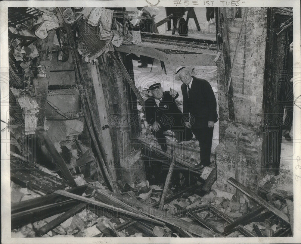 1943 Press Photo Anthony Mullaney and Mike Corrigan at collapsed bldg 9 firemen - Historic Images