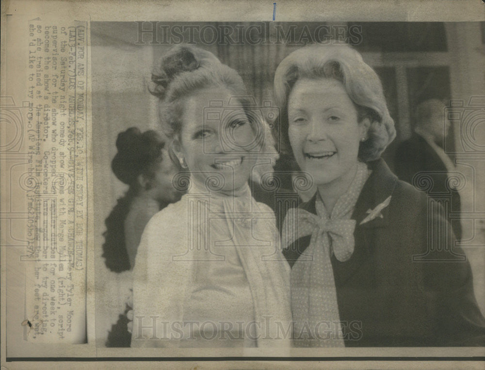 1975 Press Photo Mary Tyler Moore &amp; Marge Mullen Script Supervisor - Historic Images