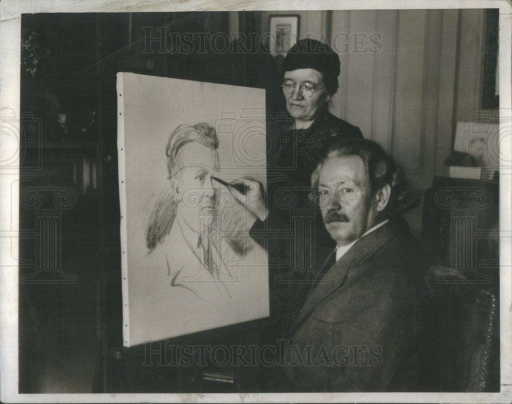 1935 Press Photo Artist Isadore Muller
Wife Facing Eviction Selling Portraits - Historic Images