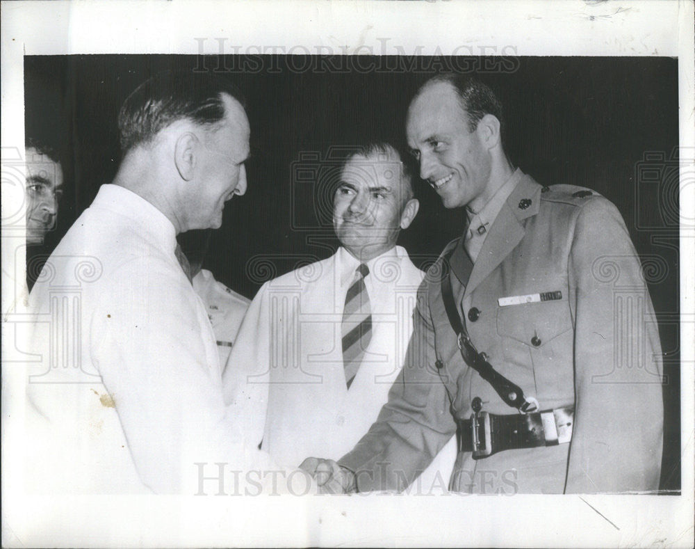 1941 Press Photo Capt James Roosevelt greeted by Gen George Grunert at California - Historic Images