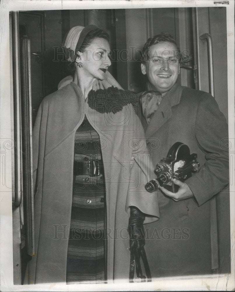 1949 Press Photo Violinist Yehudi Menuhin holding movie camera w/ wife Diana - Historic Images