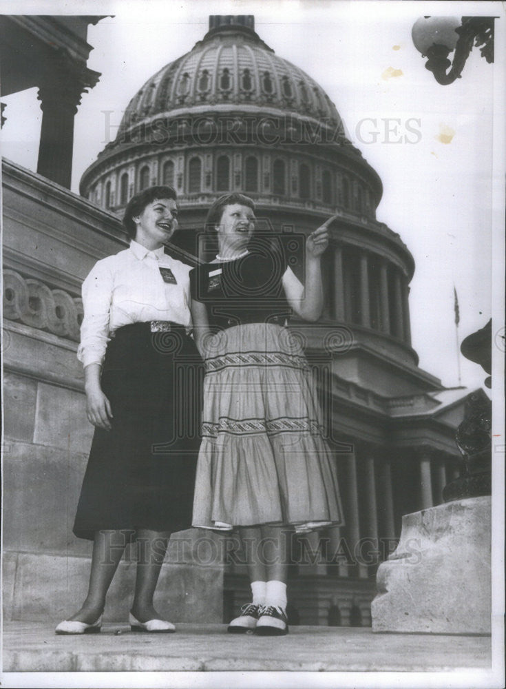 1964 Press Photo Bonnie Menze &amp; Barbara Gabrielson Daily News Spelling bee champ - Historic Images