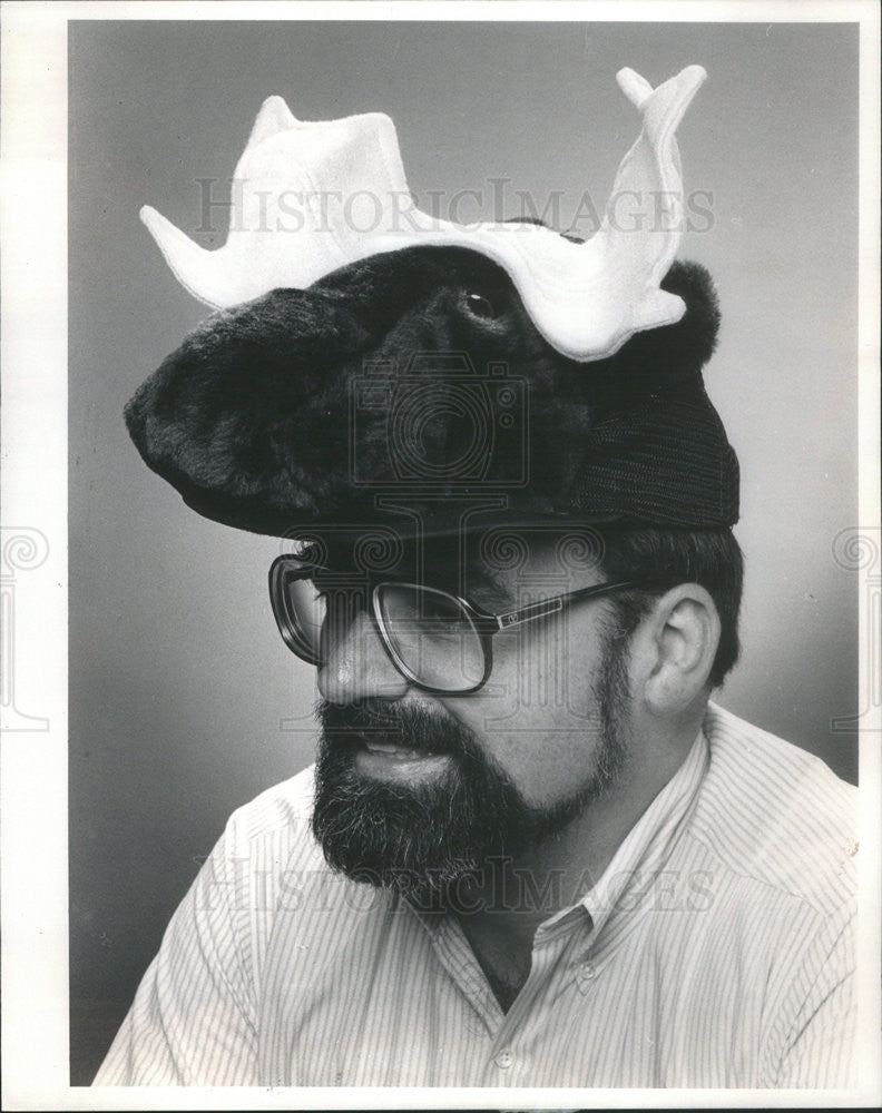 1985 Press Photo Jack Schnedler in Moose Hat - Historic Images