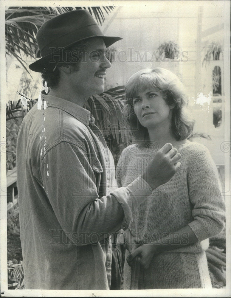 1983 Press Photo John Schneider And Catherine Hicks In &quot;Happy Endings&quot; - Historic Images