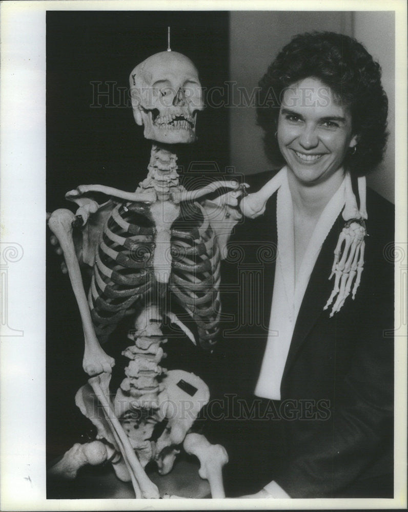 1984 Press Photo Biology teacher w/ a skeleton figure - Historic Images