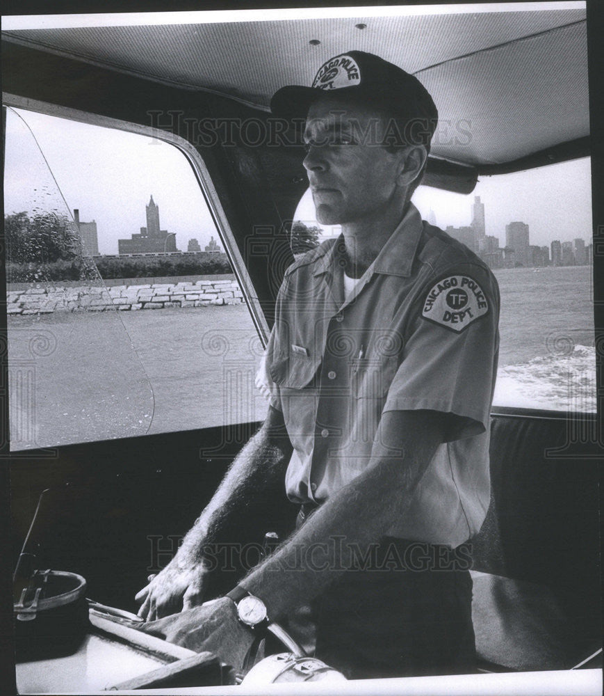 1967 Press Photo Richard Neuman Chicago Officer With Marine Unit - Historic Images