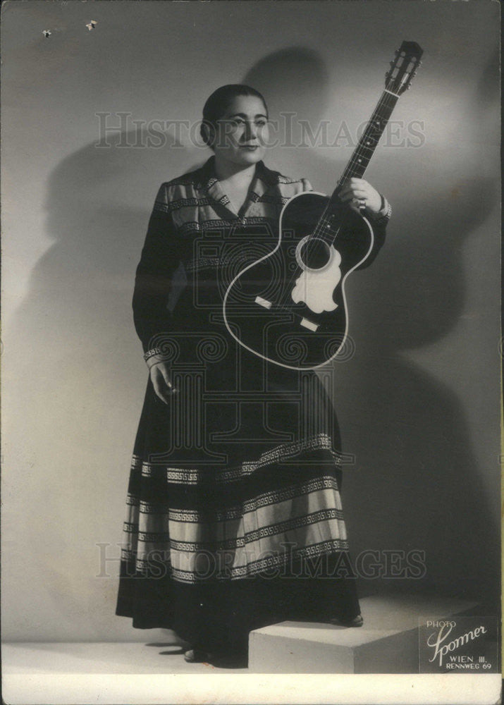 1960 Press Photo Kaki Mendri of Athens Greece,sings in 7 languages - Historic Images