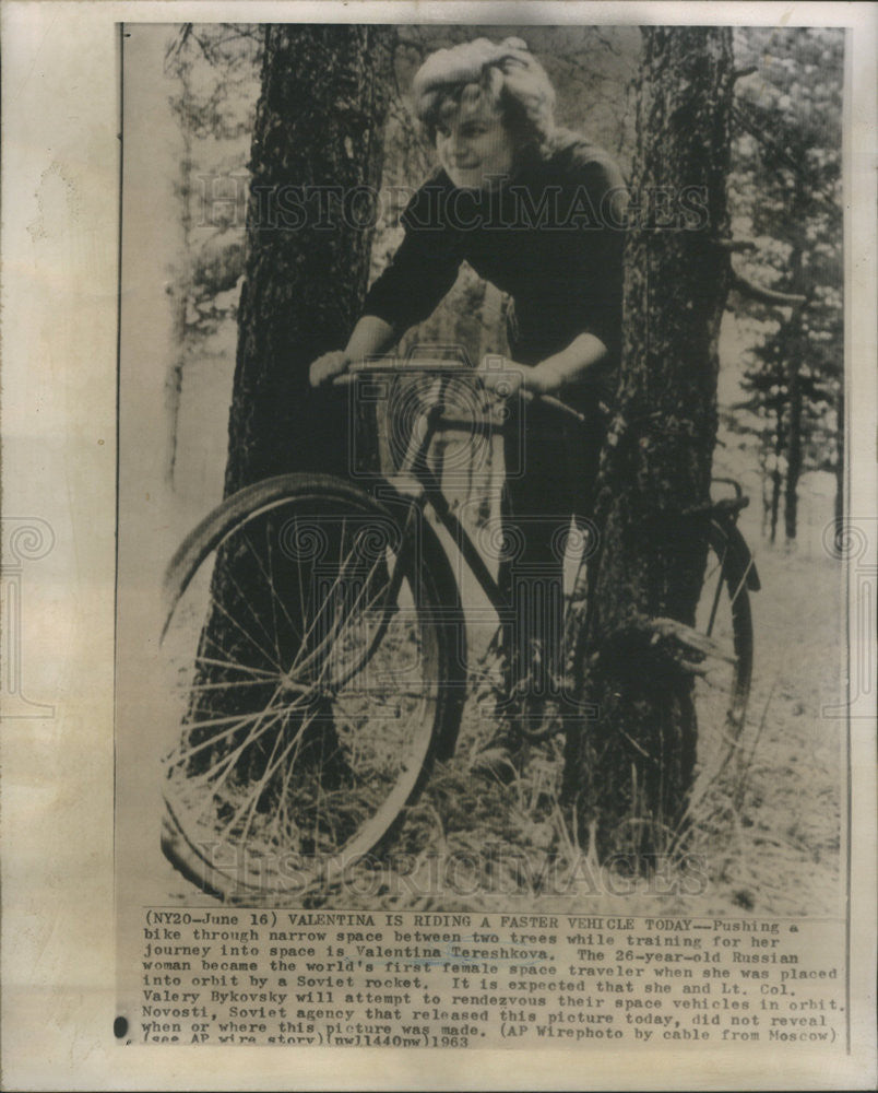 1963 Press Photo Valentina Tereshkova Worlds 1st Woman In Space Rides Bike - Historic Images