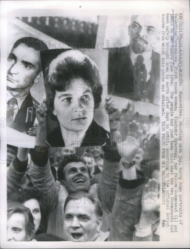 1963 Press Photo Muscovites Portraits Valentina Tereshkova Cosmonaut Moscow - Historic Images