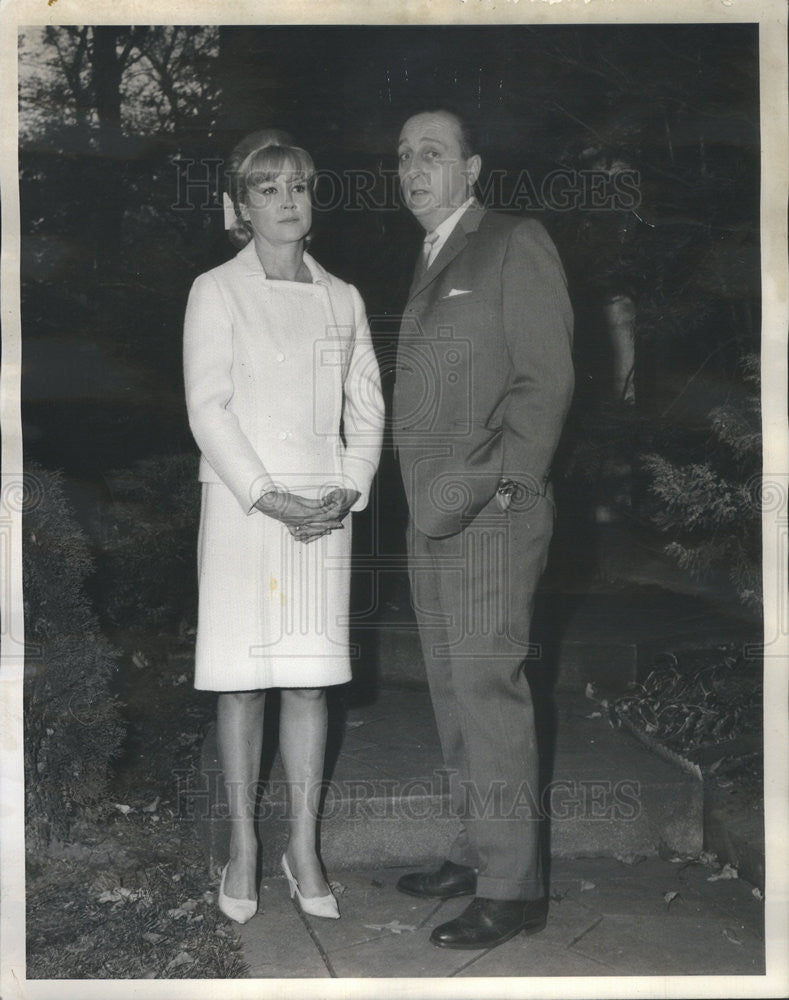1966 Press Photo  Mr and Mrs Fred Niles in front of their home - Historic Images