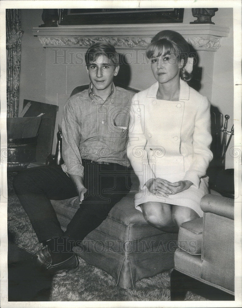 1966 Press Photo Marty &amp; Mrs Fred Niles in front of their home - Historic Images