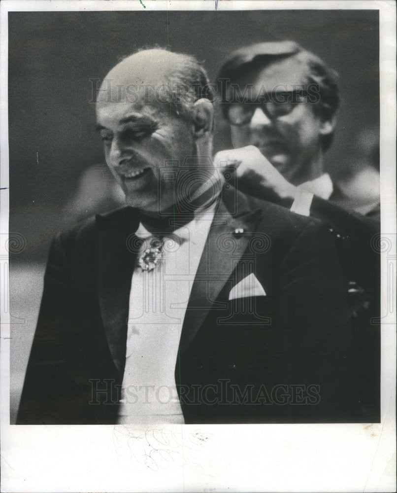 1974 Press Photo Gov Daniel Walker awarding &#39;Regents&#39; award to Sir Georg Solti - Historic Images