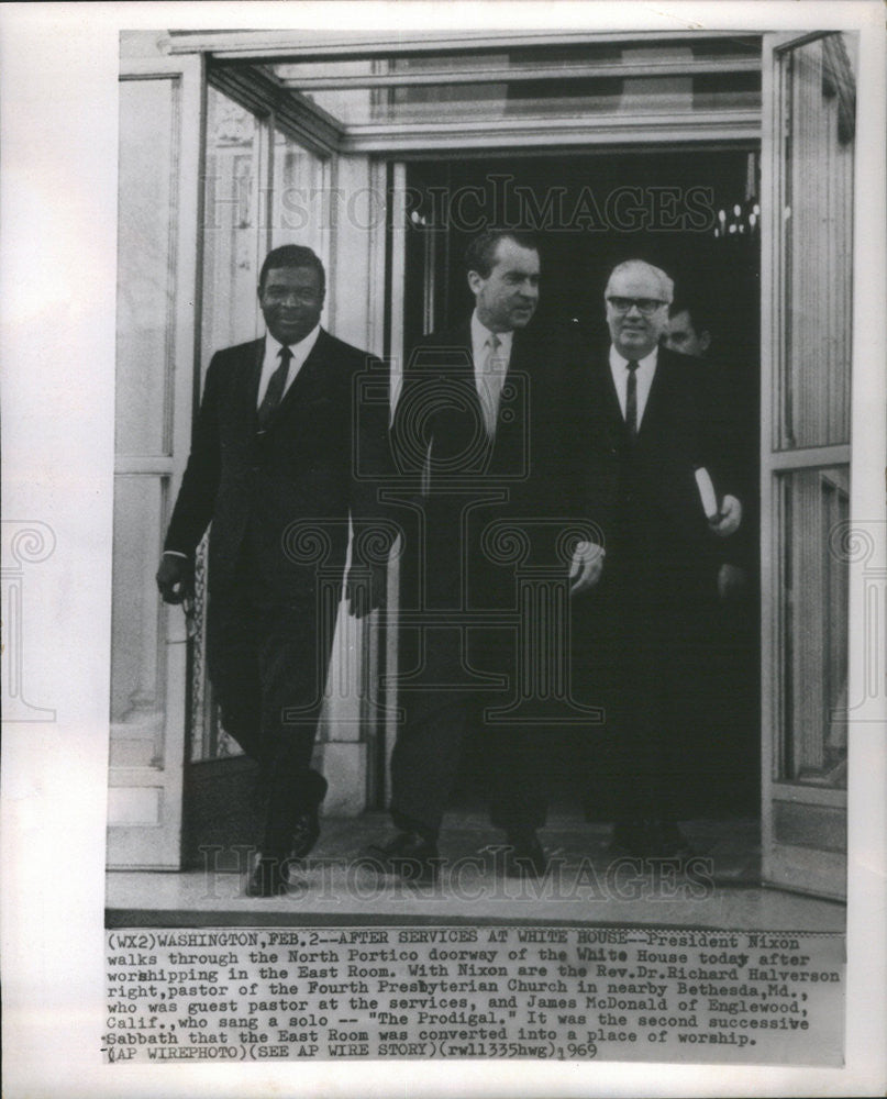 1969 Press Photo President Richard Nixon walks through North Portico - Historic Images