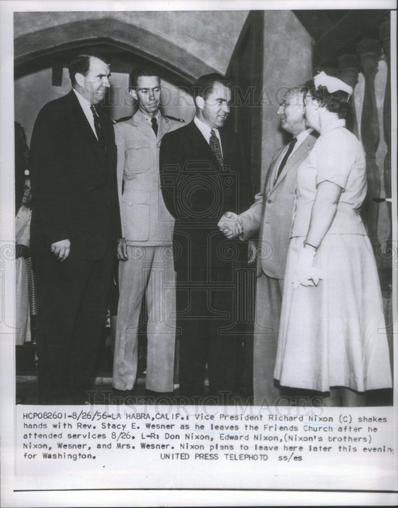 1956 Press Photo VP Richard Nixon shake hands with Rev Stacy Wesner - Historic Images