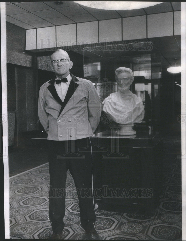 1971 Press Photo Bill Nierhoff, Bellman St. Nicholas Hotel - Historic Images