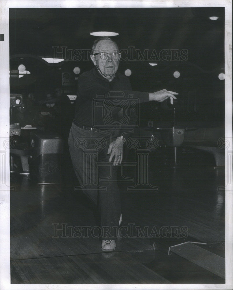 1969 Press Photo John Niemans Bowling At 89 in Golden Agers League - Historic Images