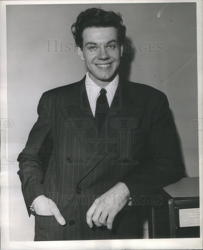 1944 Press Photo Eden Nicholas Springfield IL Signs Hollywood First Acting Job - Historic Images