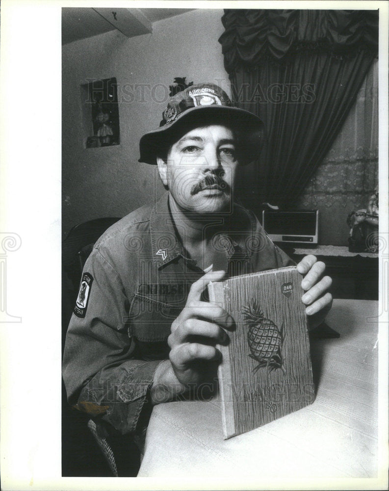 1986 Press Photo Ex Army vet Dennis Nielson diary from Vietnam - Historic Images