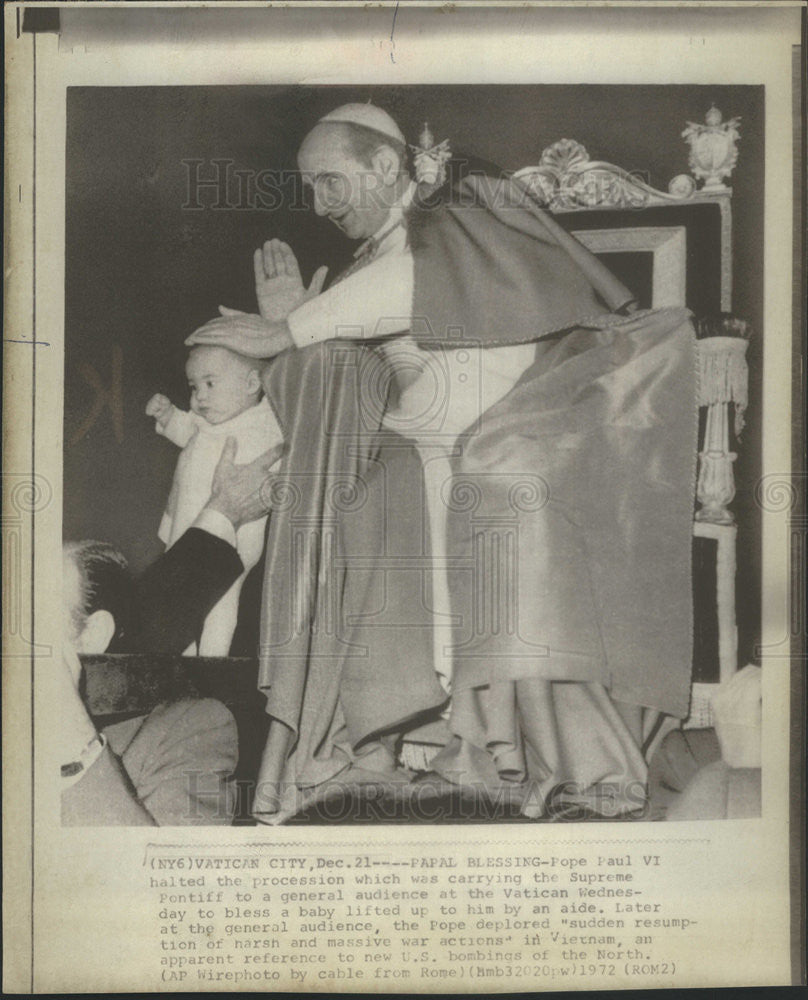 1972 Press Photo Pope Paul VI delivers a blessing to a baby - Historic Images