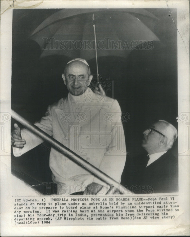 1964 Press Photo Pope Paul VI boards a plane in Rome in 1964. - Historic Images