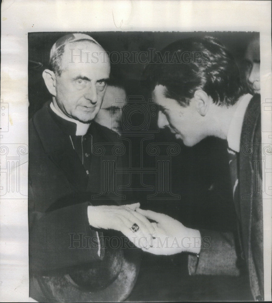 1958 Press Photo Archbishop Giovanni Battista Montini As Man Kisses Ring In Rome - Historic Images