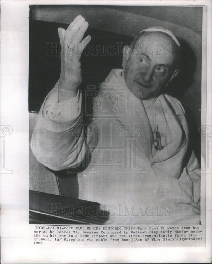 1965 Press Photo Pope Paul VI Waves From Car As He Leaves St Damasus Courtyard - Historic Images