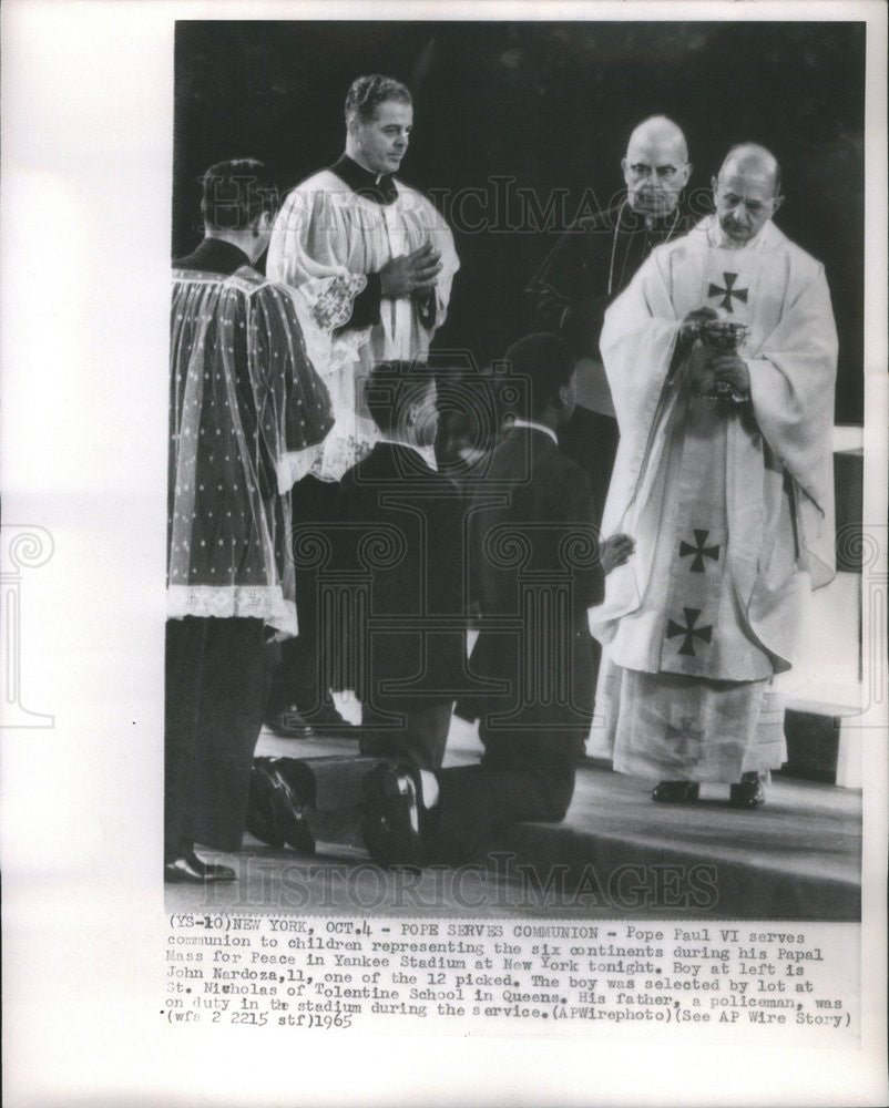 1965 Press Photo Pope Paul VI Serves Communion During Papal Mass Yankee Stadium - Historic Images