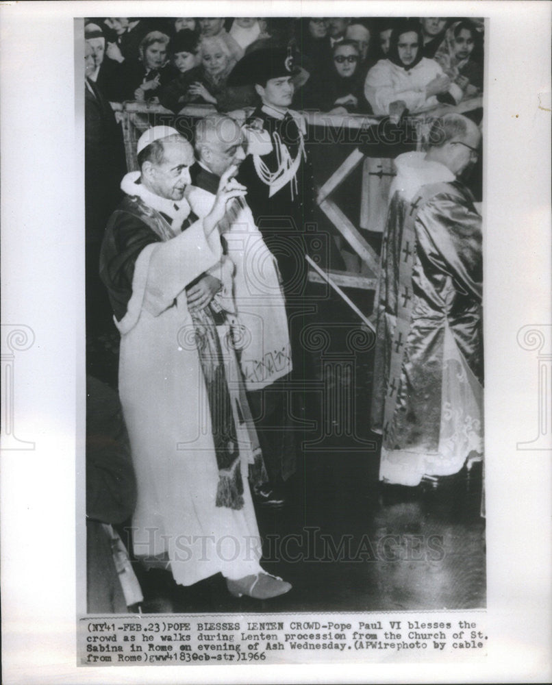 1966 Press Photo Pope Paul VI Blesses Crowd Lenten Procession St. Sabina Rome - Historic Images