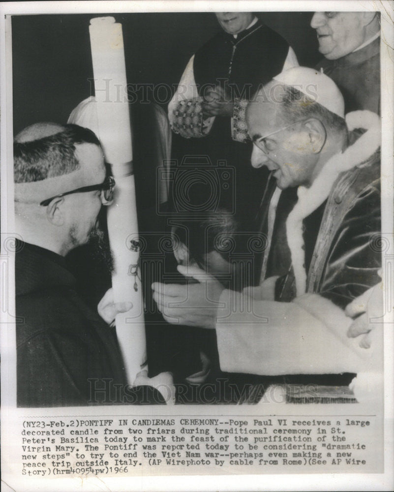 1966 Press Photo Pope Paul VI Candle Friars Ceremony St. Peter&#39;s Basilica Italy - Historic Images