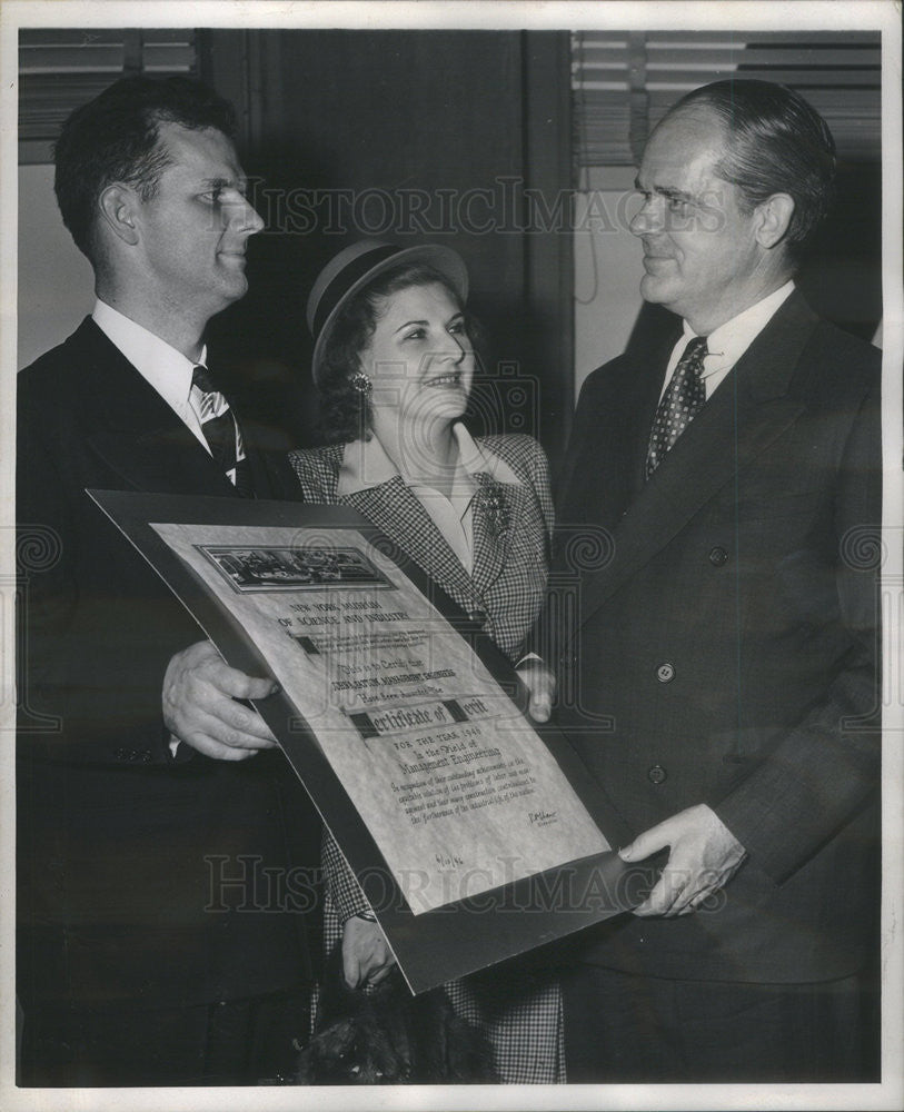 Press Photo John Patton, Management Engineer, Receiving Certificate of Merit - Historic Images