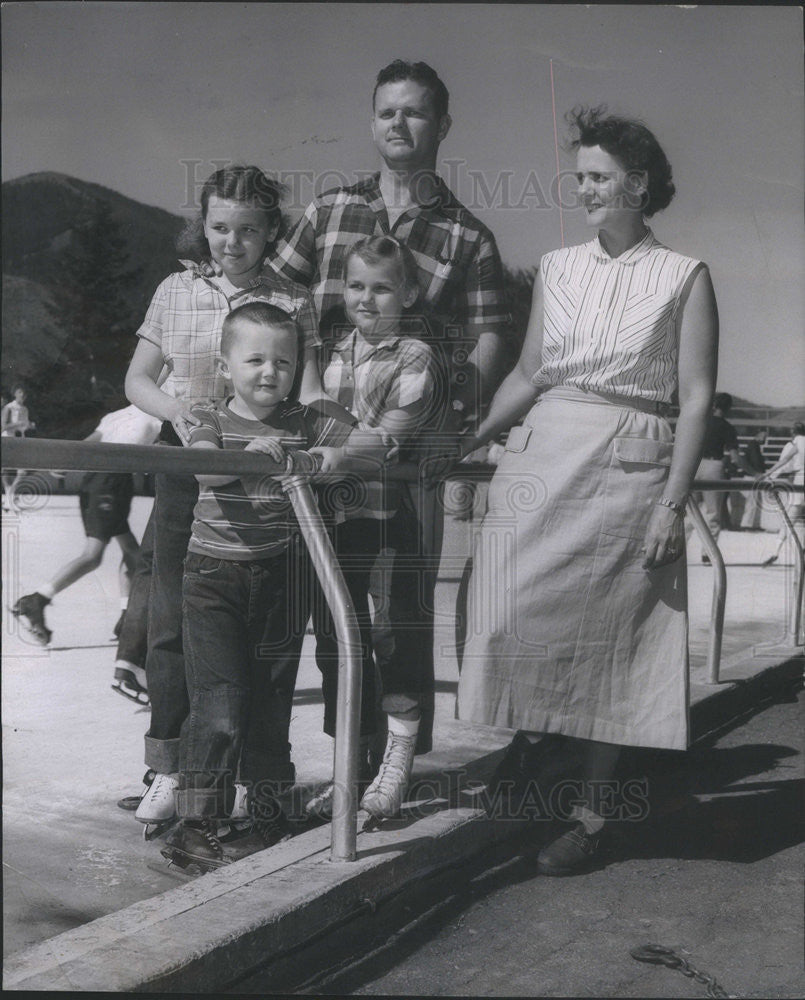 1952 Press Photo John A. Patton Family Ice Skating At Sun Valley Skating Rink - Historic Images