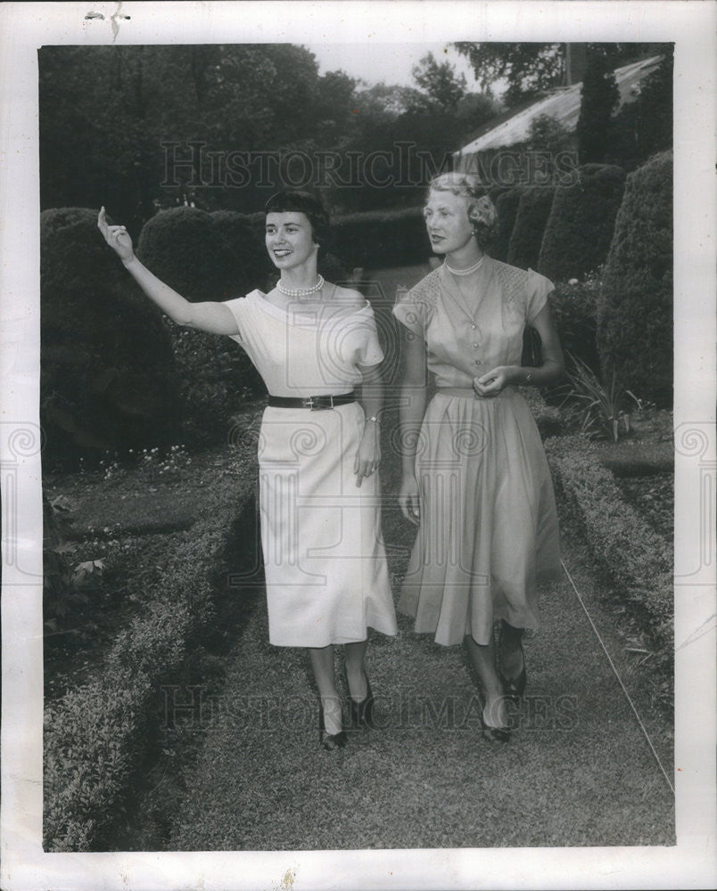 1951 Press Photo Mrs Albert Brace Pattou and Hollis McLaughlin - Historic Images