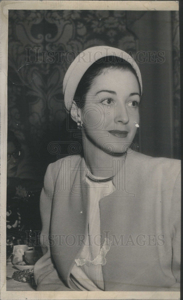 1949 Press Photo Socialite Mrs Price Patton Evanston IL In Show Room - Historic Images