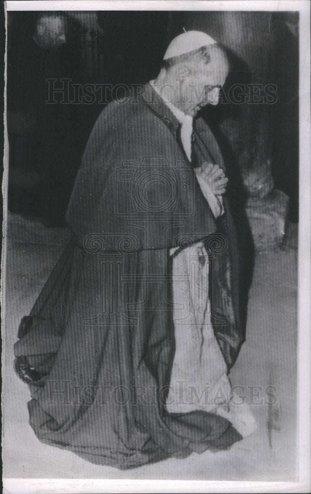 1964 Press Photo Pope Paul VIkneels where Jesus is said to have held Last Supper - Historic Images