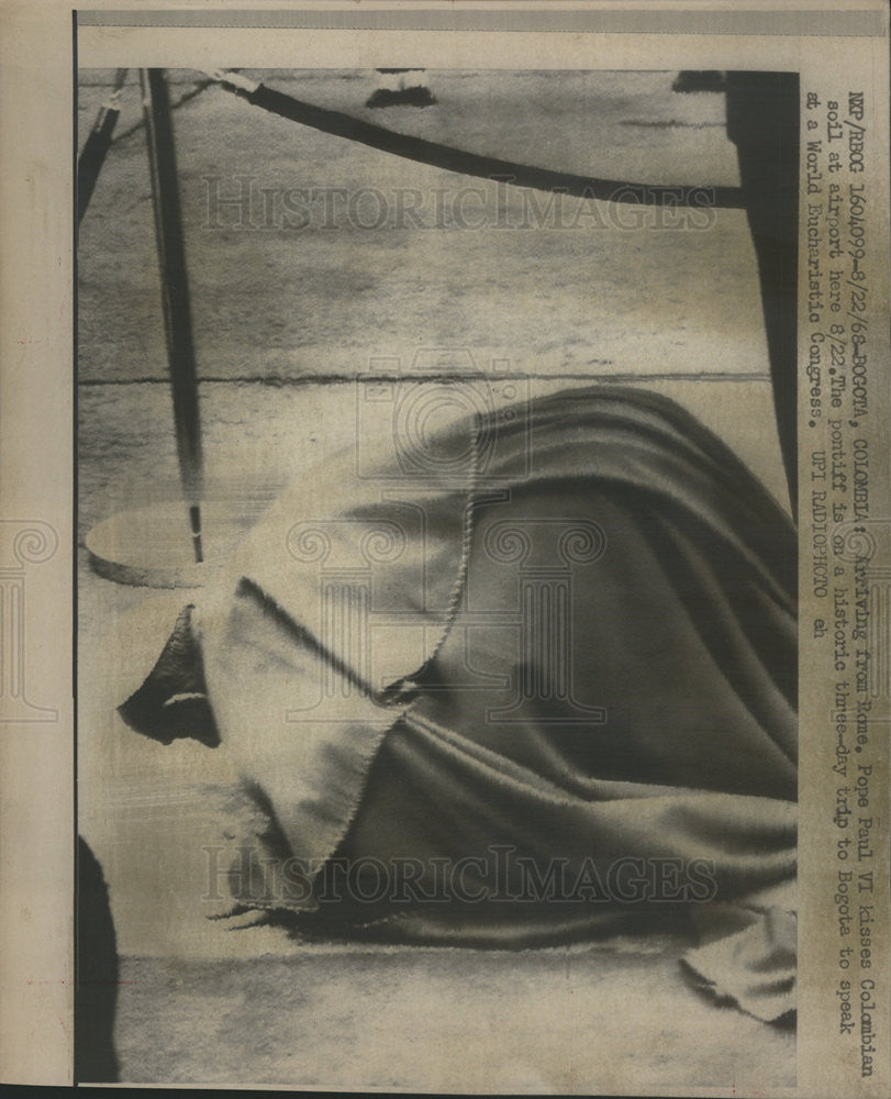 1968 Press Photo Pope Paul VI Kisses Colombian Soil Airport - Historic Images