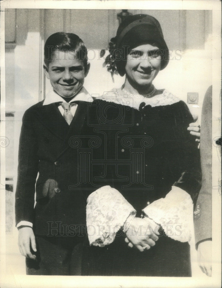 1934 Press Photo Mrs Carrie L Payne and Son Robert - Historic Images