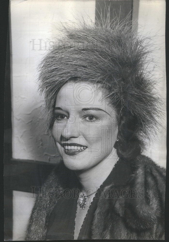 1946 Press Photo Mrs Grier Patterson IN Hot Pink Feathered Vulture Hat - Historic Images