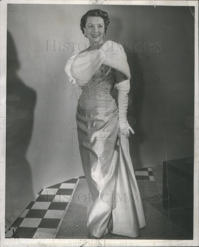 1954 Press Photo Model At St Lukes Fashion Show In Pink Satin And Pink Mink - Historic Images