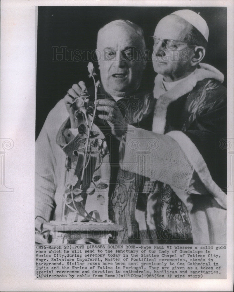 1966 Press Photo Pope Paul VI blesses solid gold rose for the sanctuary - Historic Images