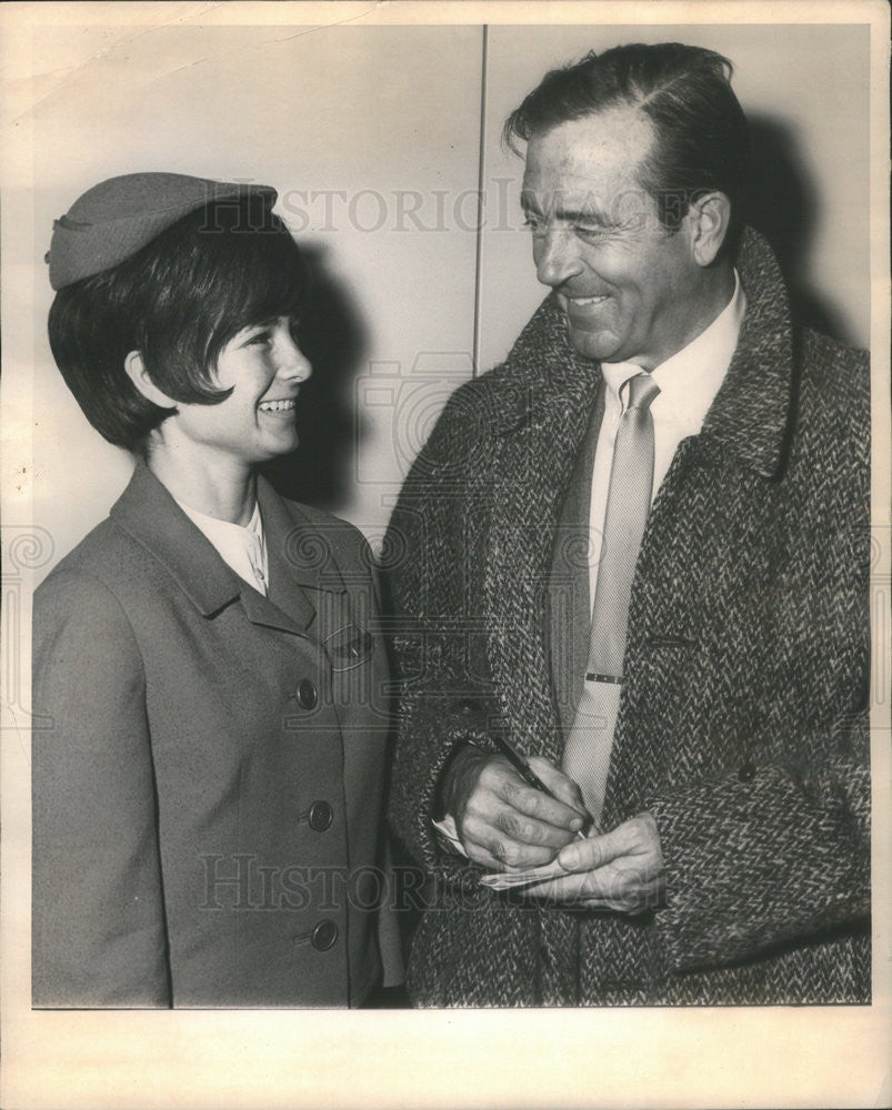 1964 Press Photo John Payne stage debut in &quot;Calculated Risk&quot;  with stewardess - Historic Images