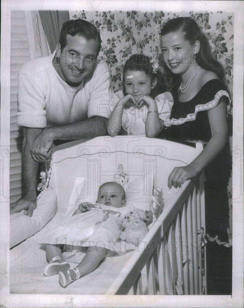 1946 Press Photo John Payne Actor Family Gloria Julie Anne Kathleen Hope - Historic Images