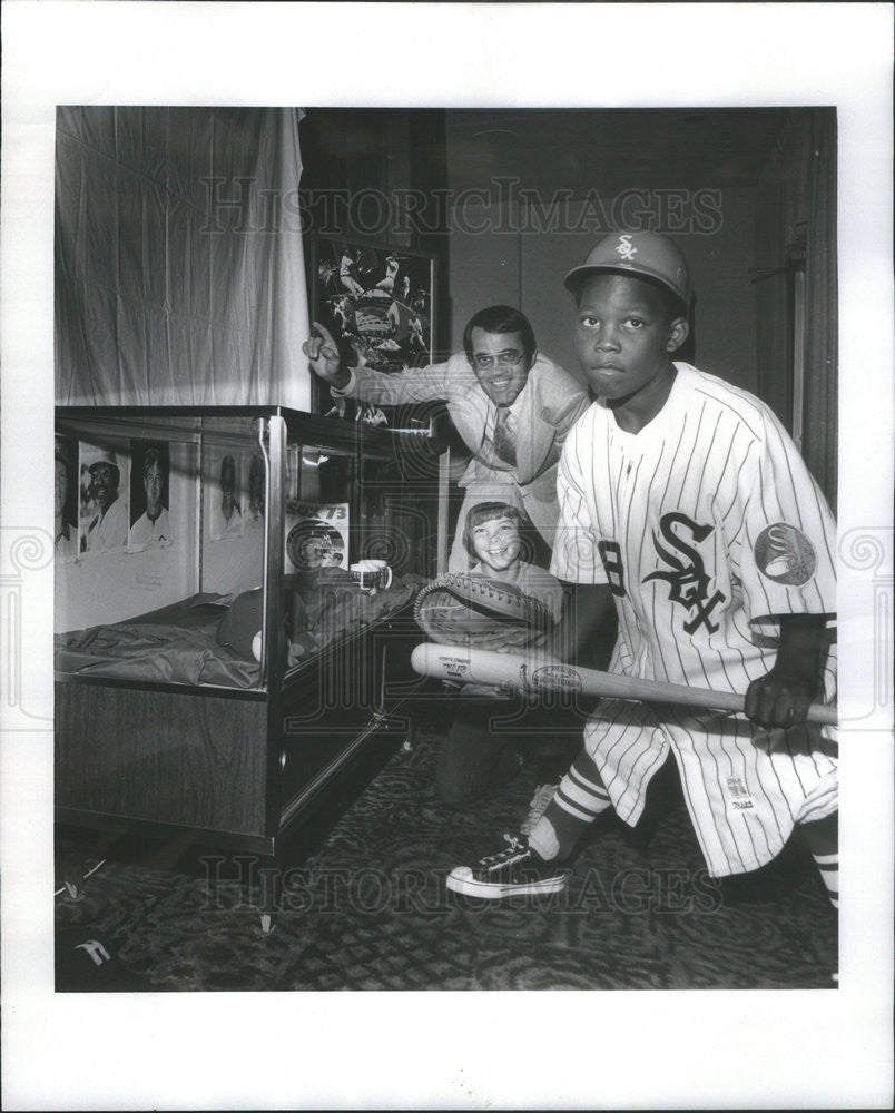 1973 Press Photo Little Leaguers Tom Browning and Maurice Walker try Dick Allen - Historic Images