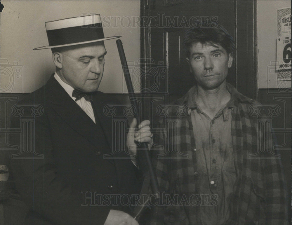 1927 Press Photo Capt Daniel Lynch questions Ray Voll who shot a man to death. - Historic Images