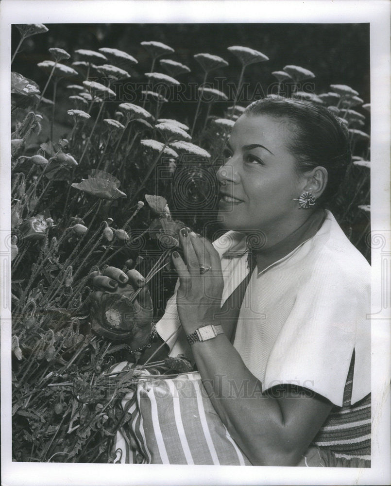 1950 Press Photo Lucretia Le Boeuf Restaurant Visiting Perennial Garden Chicago - Historic Images