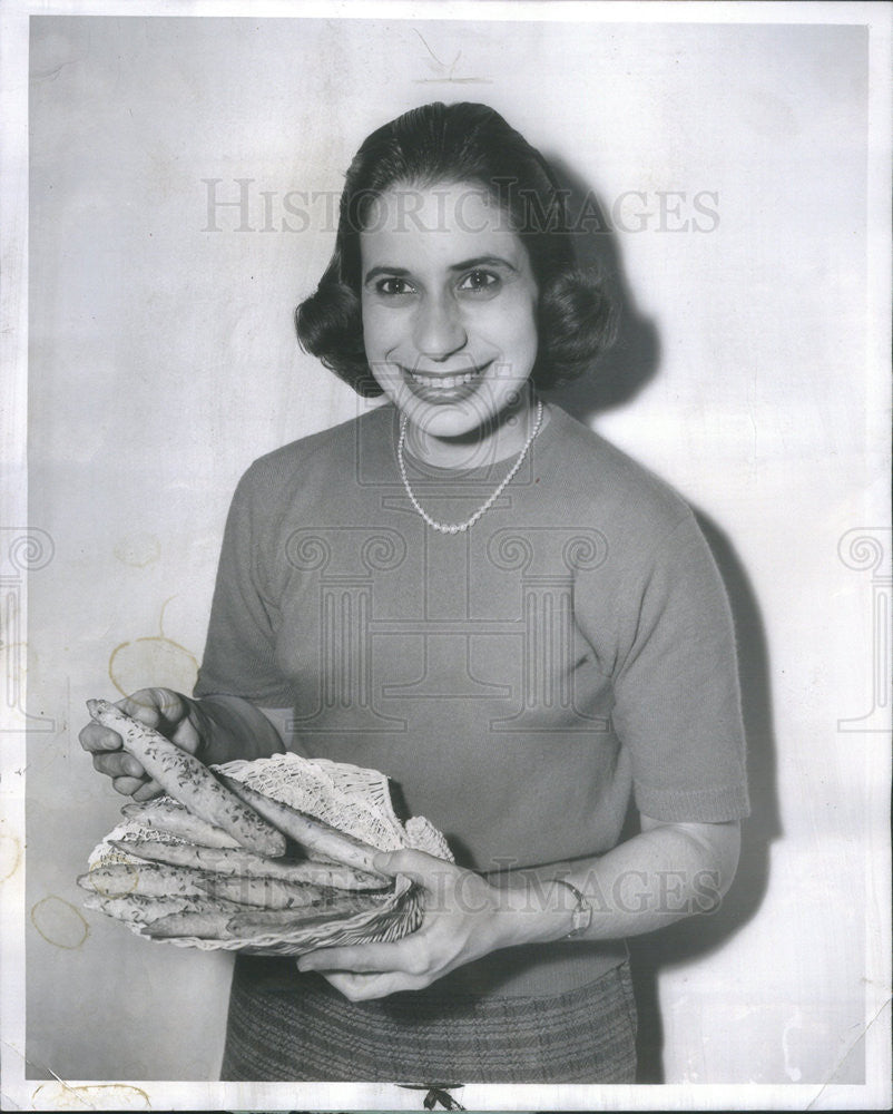 1957 Press Photo Mrs Deborah Ludwig Wins Pillsbury $3,000 Brides Prize - Historic Images