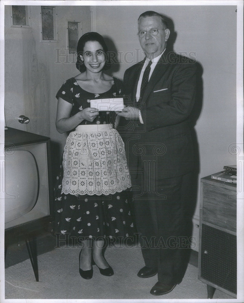 1957 Press Photo Mrs. Deborah Ludwig Pillsbury Brides Prize Winner - Historic Images