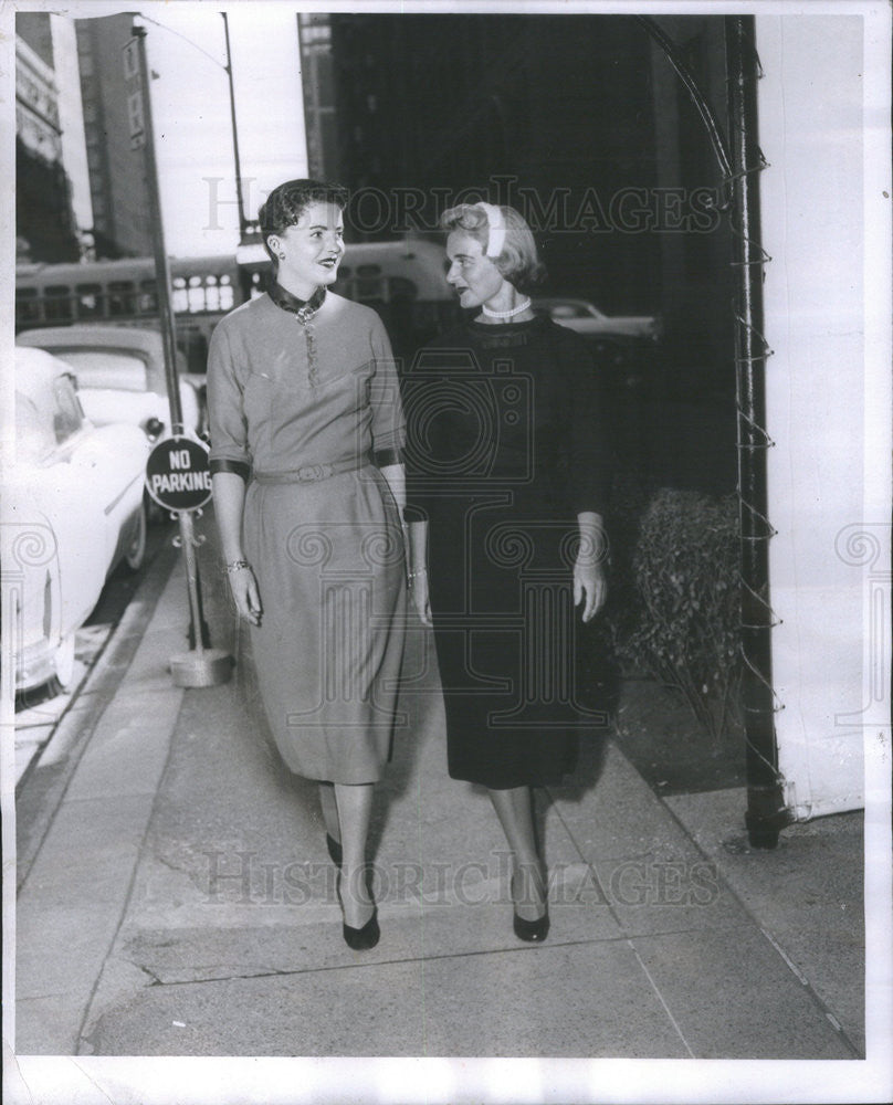 1956 Press Photo Mrs. Walter H. Lyman Jr. and Mrs. William A. Pope, St. Luke&#39;s - Historic Images