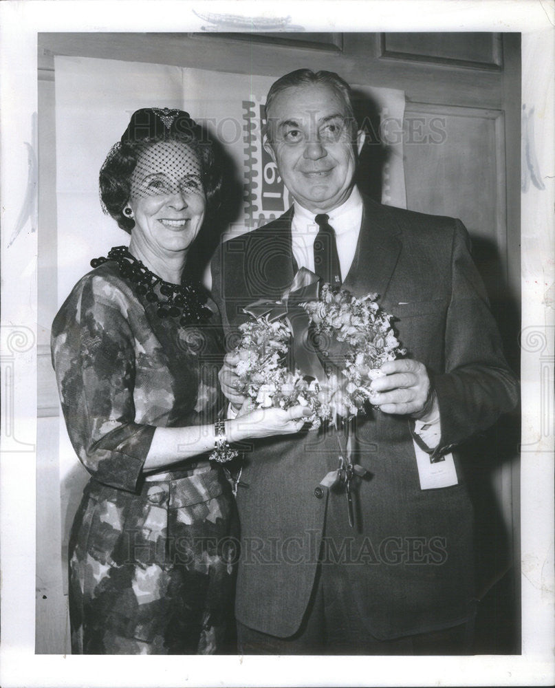 1960 Press Photo Mr And Mrs Russell Luckow With Candy Wreath for Christmas - Historic Images